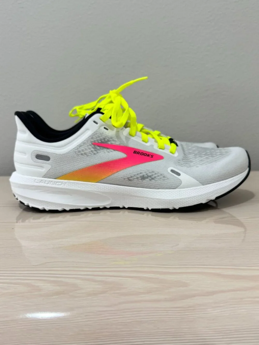 NWOT Brooks Launch 7 Women's Running Shoe Grey/Neon Pink/Neon Yellow Size 9